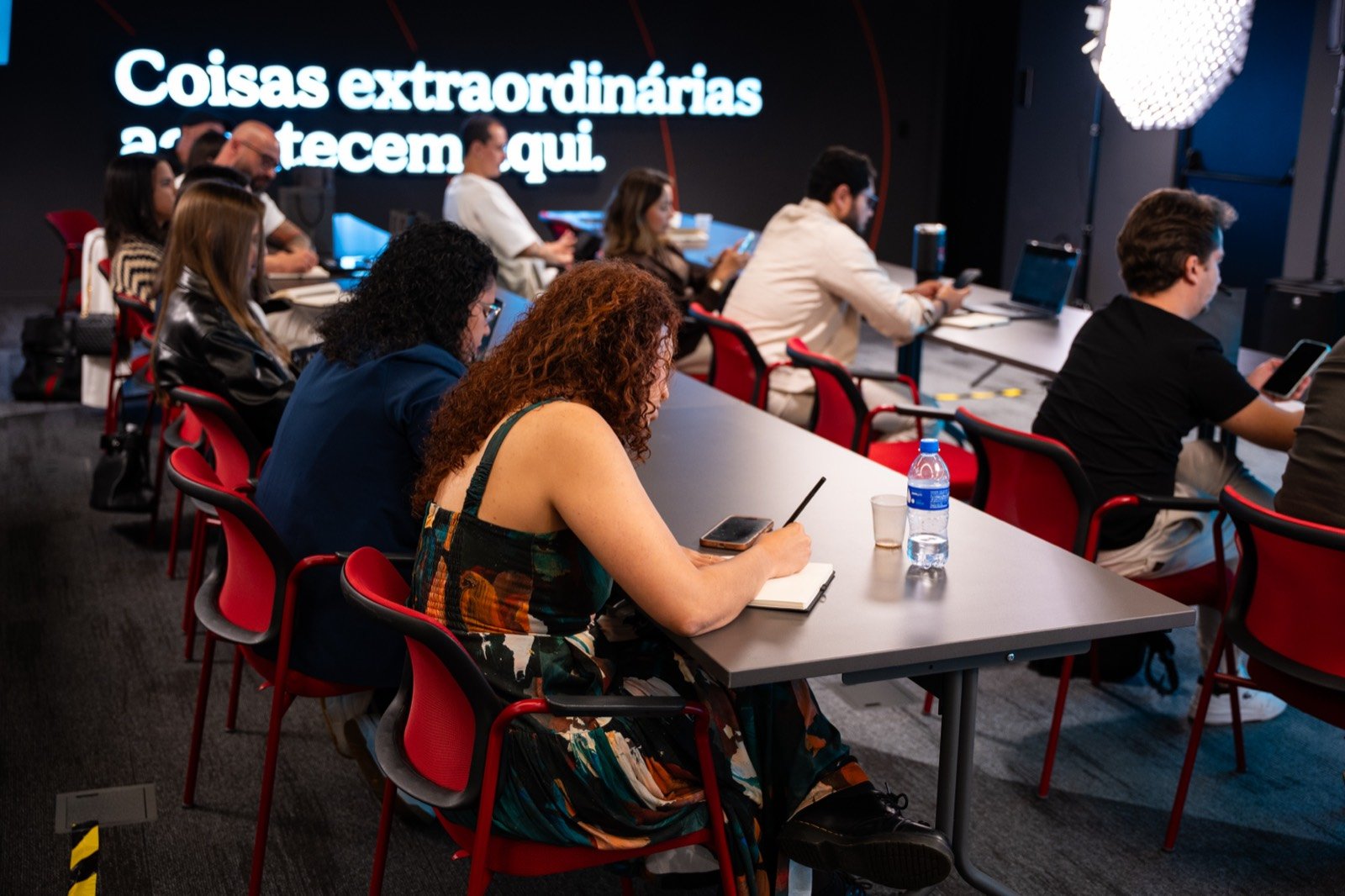 Participante sorrindo durante a apresentação