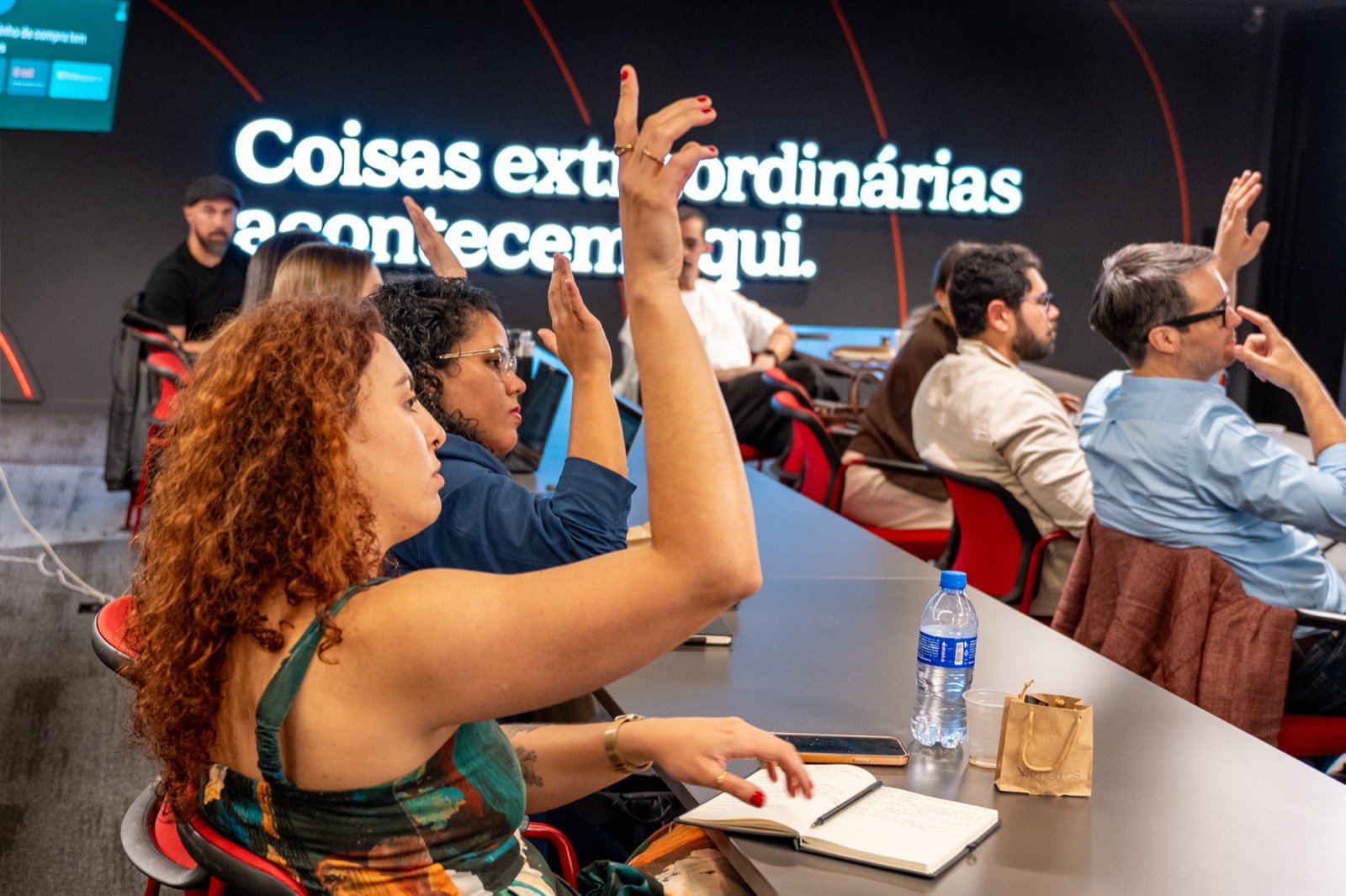 Cleiton Maranhão no palco com a frase 'Coisas extraordinárias acontecem aqui' ao fundo